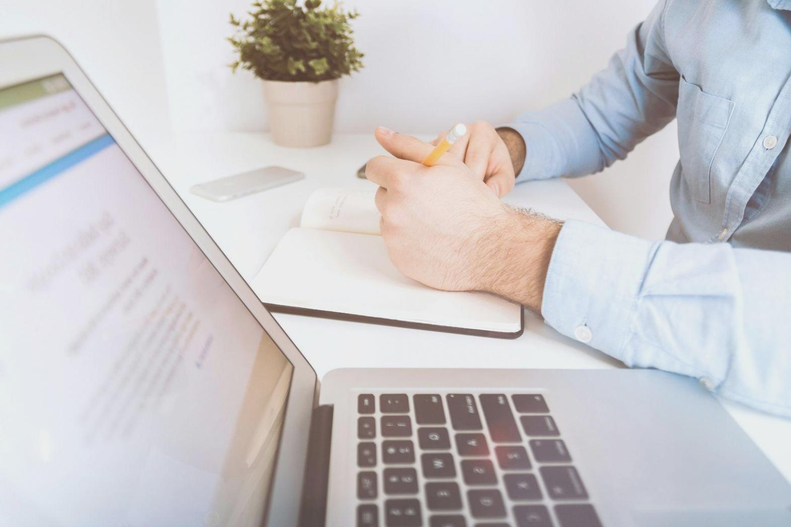 Studierende bei der Budgetplanung